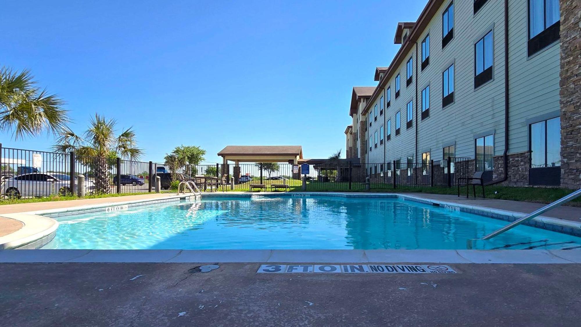 Comfort Inn & Suites Beeville Exterior photo